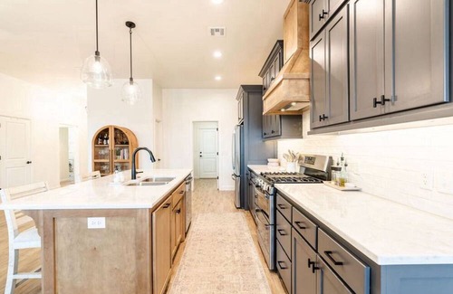Norman House | Spacious 4-bedroom house with WiFi, AC within a couple miles of the Stadium!