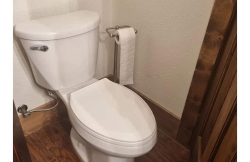 Fishtail Cabin | Private 4-bedroom cabin with WiFi, AC in awesome Nye,Mt. Many nearby attractions