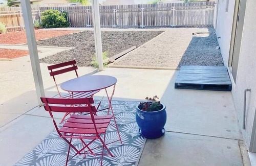 Farmington House | Relax & Unwind - Newly Remodeled Home - Private Backyard and Covered Patio.