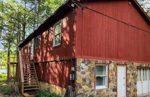 White Haven Cabin | LAKEFRONT w/HOTTUB/FIRE PIT/Arcade GAMES/5 MIN TO SKI/Sleeps 14+ Pet Friendly