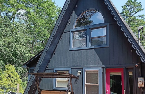 Shohola Cabin | CHARMING A-FRAME CABIN BY THE LAKE w/FULL AMENITIES, PET/FAMILY FRIENDLY!