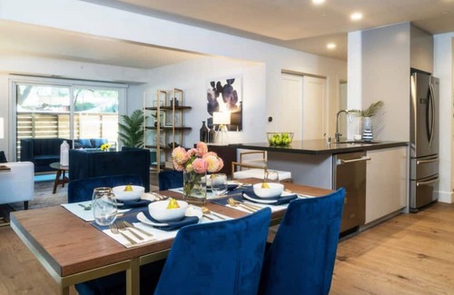 University Heights Condo | Sharon Green: Modern 2BR Condo