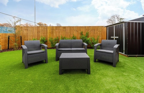 Christchurch House | Serene Living: 2-bed w/Carpark