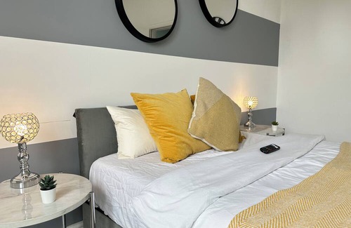 Edgbaston Apartment | Stylish 3-Bedroom Getaway on Hagley Road