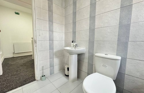 Edgbaston Apartment | Stylish 3-Bedroom Getaway on Hagley Road