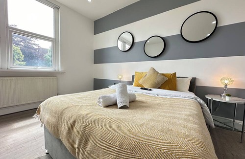 Edgbaston Apartment | Stylish 3-Bedroom Getaway on Hagley Road