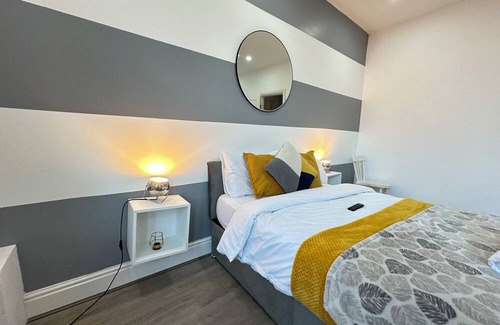 Edgbaston Apartment | Modern 3 Bedroom Retreat in Hagley