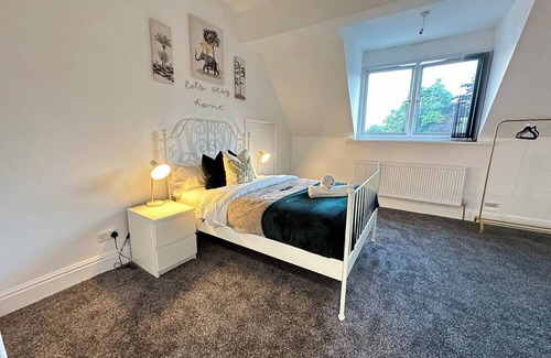 Edgbaston Apartment | Modern 3 Bedroom Retreat in Hagley