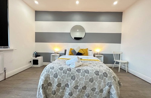 Edgbaston Apartment | Modern 3 Bedroom Retreat in Hagley