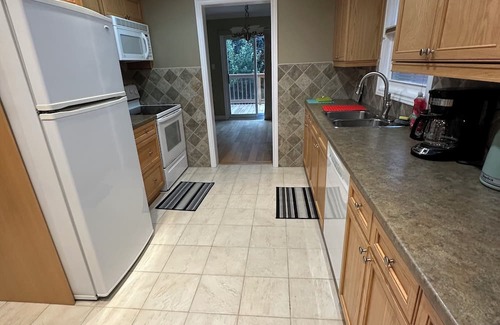 Churchill Meadows House | Superb Furnished 3 Room Set- 1 minute Walk to Plaza, Transit,Parks