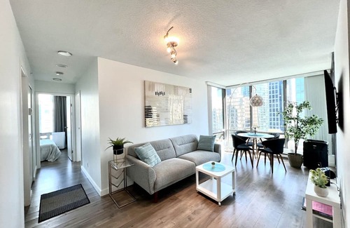 Coal Harbour Condo | Over 30 Days -Pet Friendly 2B&2B Urban Style Condo near Harbor w/Free Parking