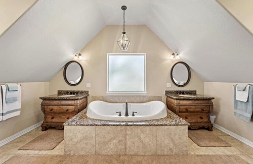 Fredericksburg House | The Lonestar: Pool + Private Deck + Firepit
