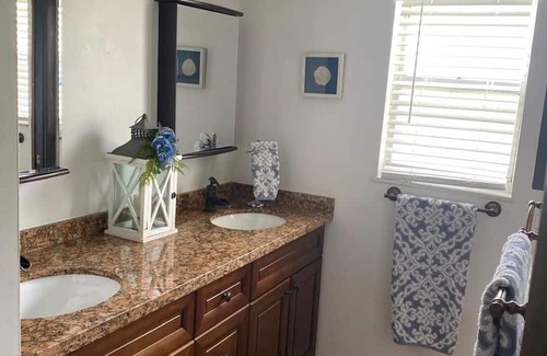 Hollywood Hills Apartment | Amazingly peaceful Hollywood studio with pool and AC. 10 min to Beach and Casino