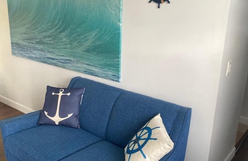 Hollywood Hills Apartment | Amazingly peaceful Hollywood studio with pool and AC. 10 min to Beach and Casino