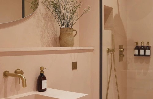 Ballycastle Apartment | Yarn - Honor is a spacious luxury suite king size bed, bathroom & living/kitchen
