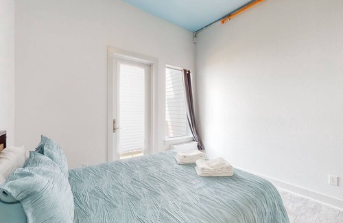 Gilchrist Apartment | Beachfront studio w/ ample outdoor activities & stunning views