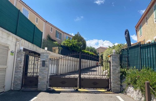 Saint Antoine House | Holiday Home 'Maison De Bellet Nice' with Shared Terrace, Wi-Fi and Air Conditioning