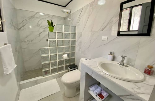 Guacima House | House 3 mins from SJO airport with free parking