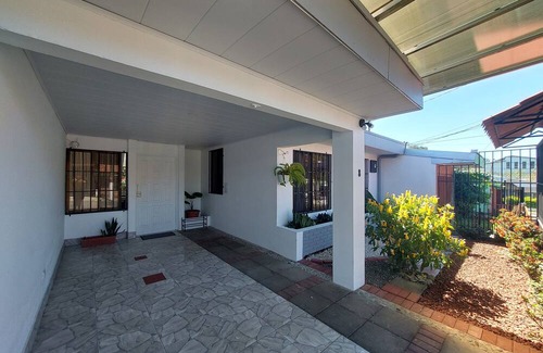 Guacima House | House 3 mins from SJO airport with free parking