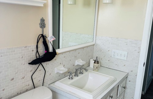 Cheektowaga Apartment | Great location 2 minutes away from Buffalo Niagara International Airport