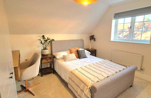 Winchester House | Spacious town house within walking distance of Winchester town centre