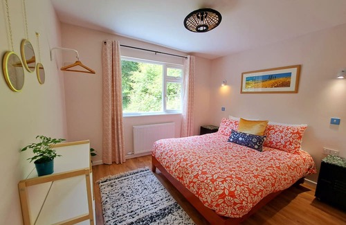 Christchurch Cabin | Gorgeous & Secluded Treehouse on Private Wildlife Reserve with Hot Tub Exmoor 7m