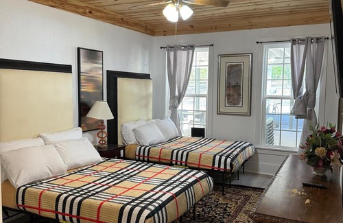 Raleigh House | Stunning Place to Stay Home Away From Home 7 BR