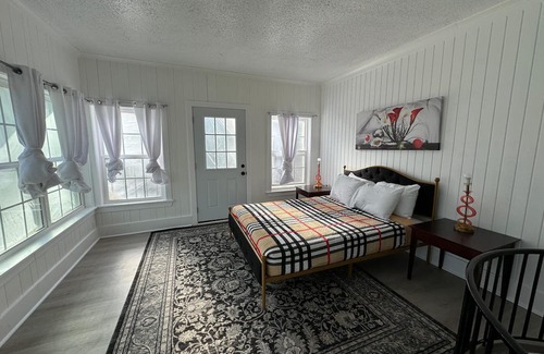 Raleigh House | Stunning Place to Stay Home Away From Home 7 BR