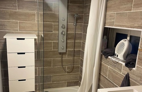 Marsillargues Apartment | 2-person apartment with Jacuzzi suite, garden, close to beaches.