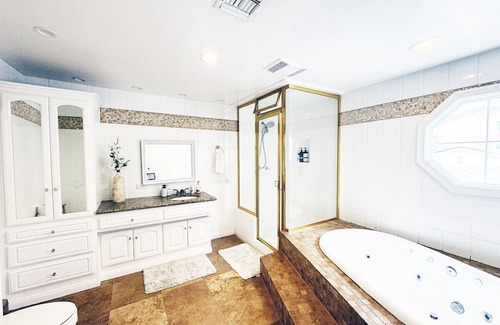 West Los Angeles House | Spacious 5BR Haven with Sparkling Pool (SY-WW)