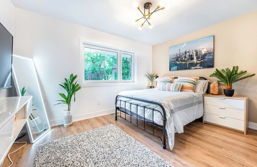 Etobicoke House | Afford to Live Like a Kardashian Sociable Living - Toronto: 1620 Islington Av.