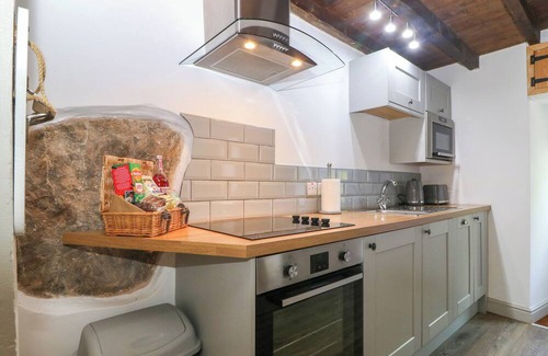 Pen-y-sarn Cottage | TY BOBBET, pet friendly, with open fire in Amlwch