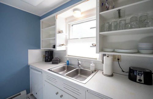 Holland Cottage | Pet-Friendly Cottage Near Beaches