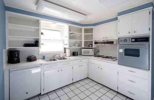 Holland Cottage | Pet-Friendly Cottage Near Beaches