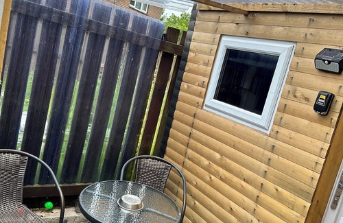 Century Wharf Cabin | llyffant, small & stylish Double en-suite kitchenette. 16 minutes walk WMC