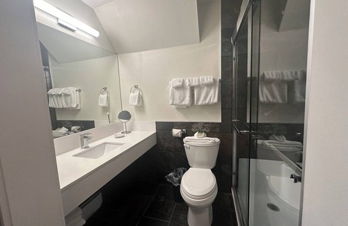 Halfmoon Bay Resort | Tranquil Oceanview Lodge B