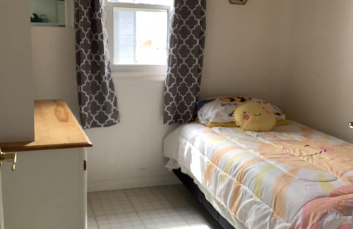 Alberta Beach Cottage | Bumblebee Cottage in Alberta Beach