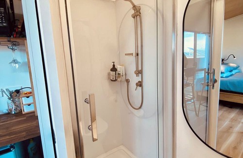 Wellington Cabin | Tiny House with private yard close to the Airport