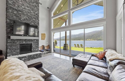Tamarack Resort House | New Lakefront modern Chalet with panoramic views