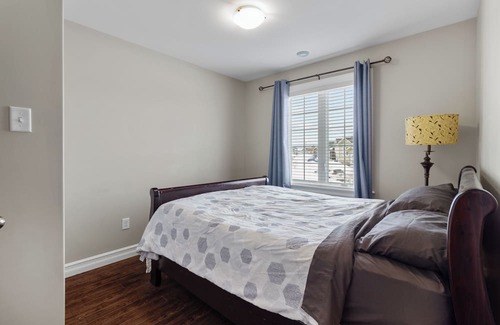 Terra Nova Apartment | Bright & Modern 3 Bbrm Main Floor Apt in Kilbride