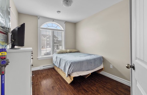 Terra Nova Apartment | Bright & Modern 3 Bbrm Main Floor Apt in Kilbride