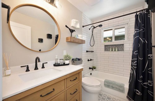 East Sacramento House | Modern Luxury Meets Vintage Charm: Experience Comfort at Our East Sac Retreat