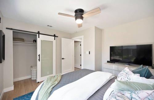 East Sacramento House | Modern Luxury Meets Vintage Charm: Experience Comfort at Our East Sac Retreat