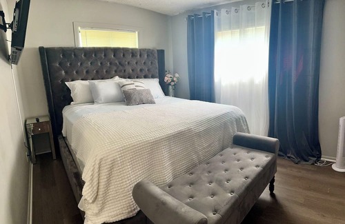 West Akron House | Glamorous 3-bedroom house with WiFi, AC in fabulous Akron