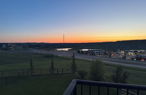 Kincora House | Lakeview Home: 2 Suites, King Beds, Central A/C, Jacuzzi, 80-mins to Banff
