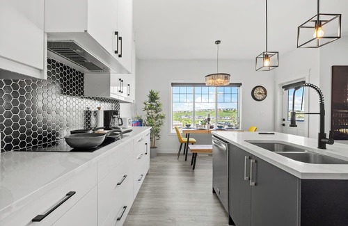 Kincora House | Lakeview Home: 2 Suites, King Beds, Central A/C, Jacuzzi, 80-mins to Banff