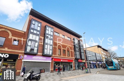 Hemel Hempstead Apartment | Modern High St Studio w/Balcony