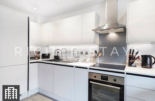 Hemel Hempstead Apartment | Modern High St Studio w/Balcony