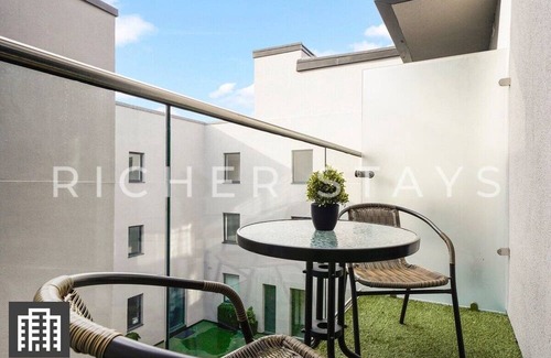 Hemel Hempstead Apartment | Modern High St Studio w/Balcony