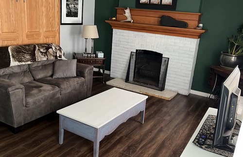 Rivers Apartment | Fully equipped upper unit.Family friendly locating next to the rec centre.nn